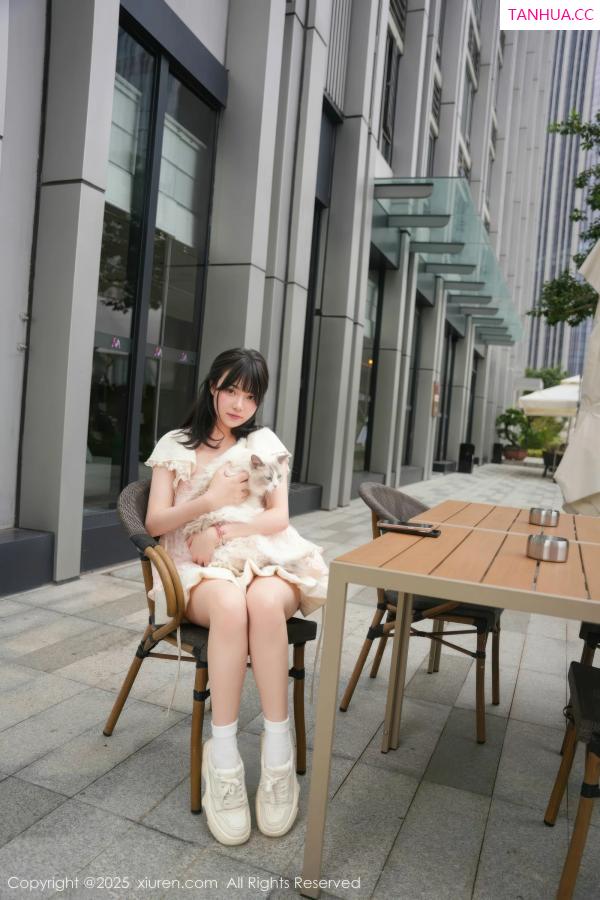  [XiuRen]高清写真图 2025.09.05 No.10734 软情 浅色连衣短裙第10张图片